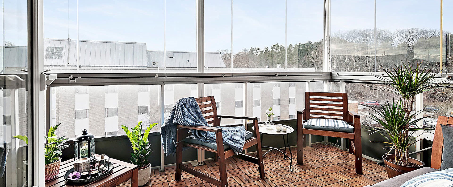 Inglasad balkong med möbler