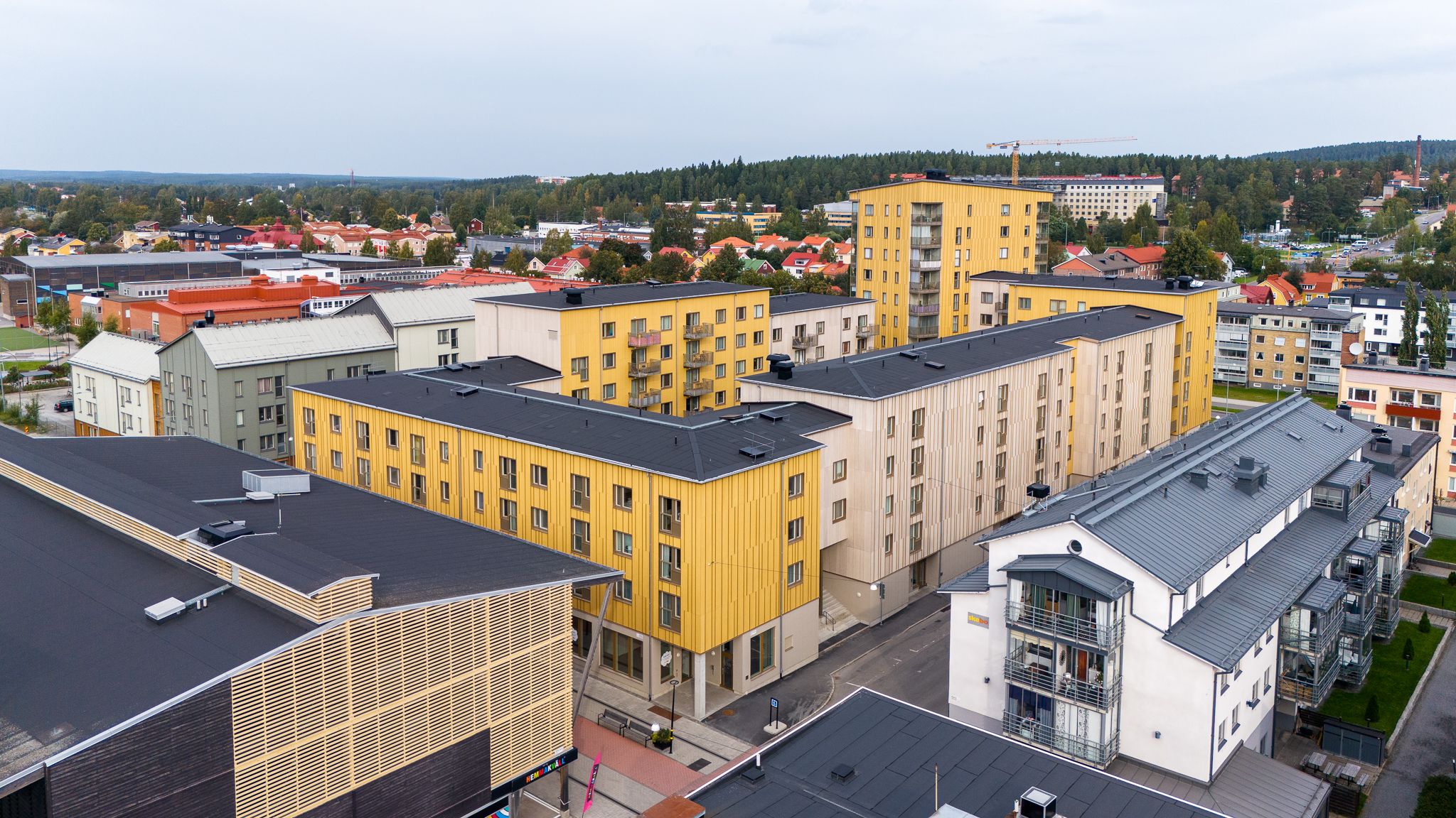 Flygfoto över flerfamiljshus i centrala stan