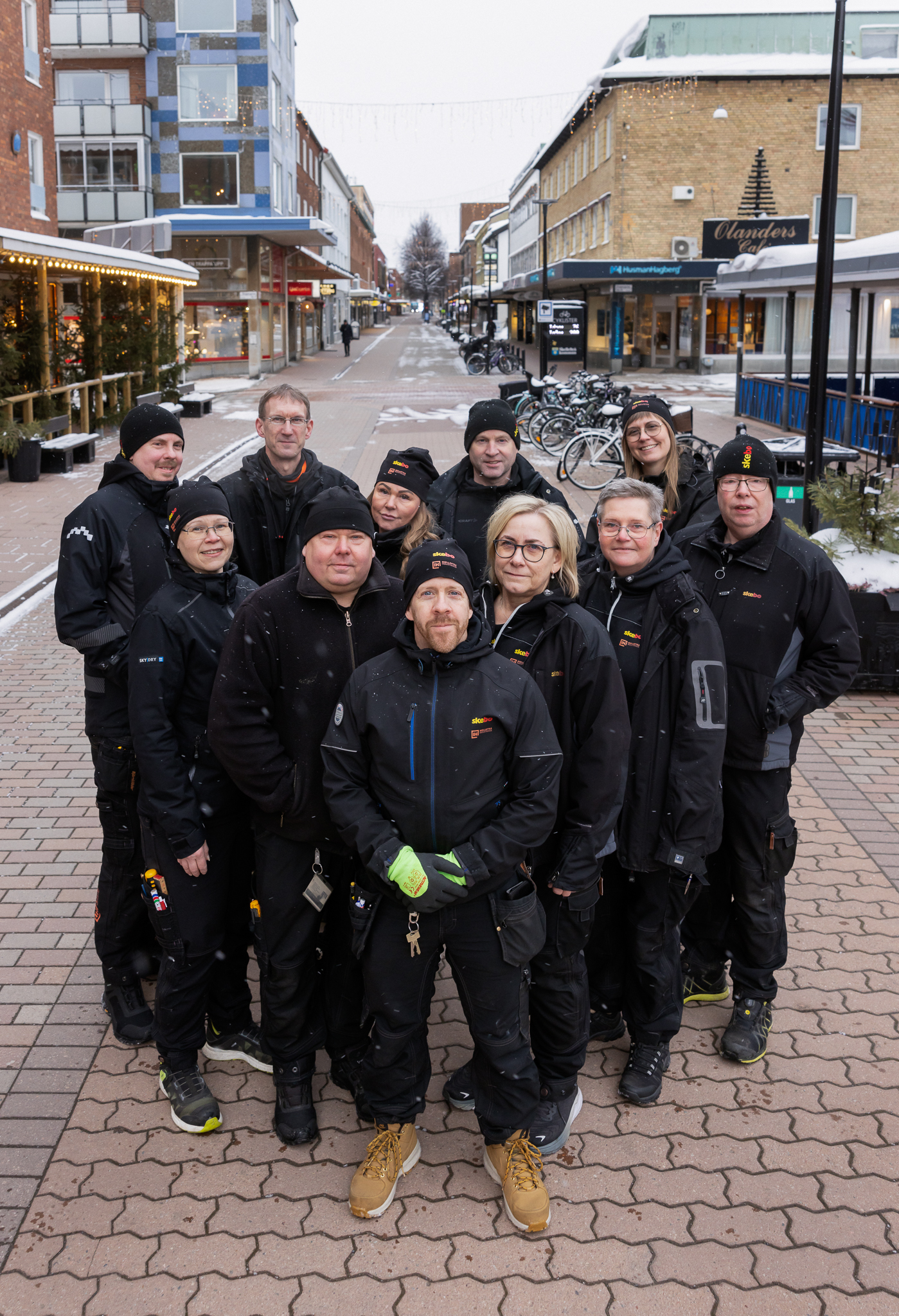 Gruppbild på Skebos bovärdar utomhus