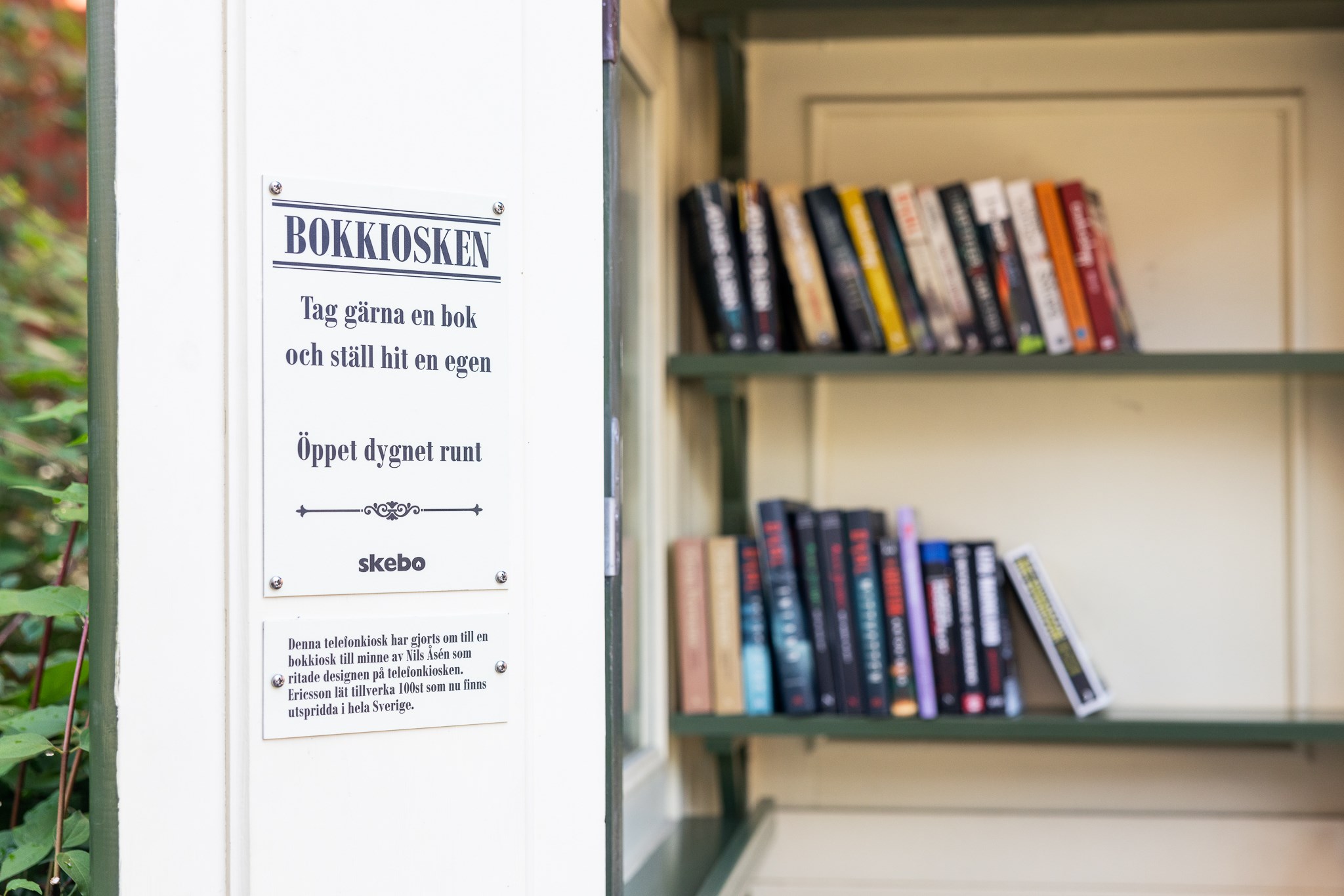 Bokkiosk med böcker på hyllor