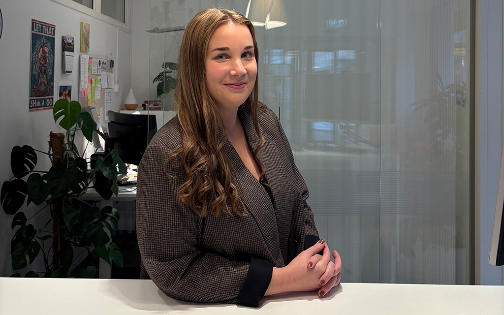 Person vid skrivbord i kontorsmiljö