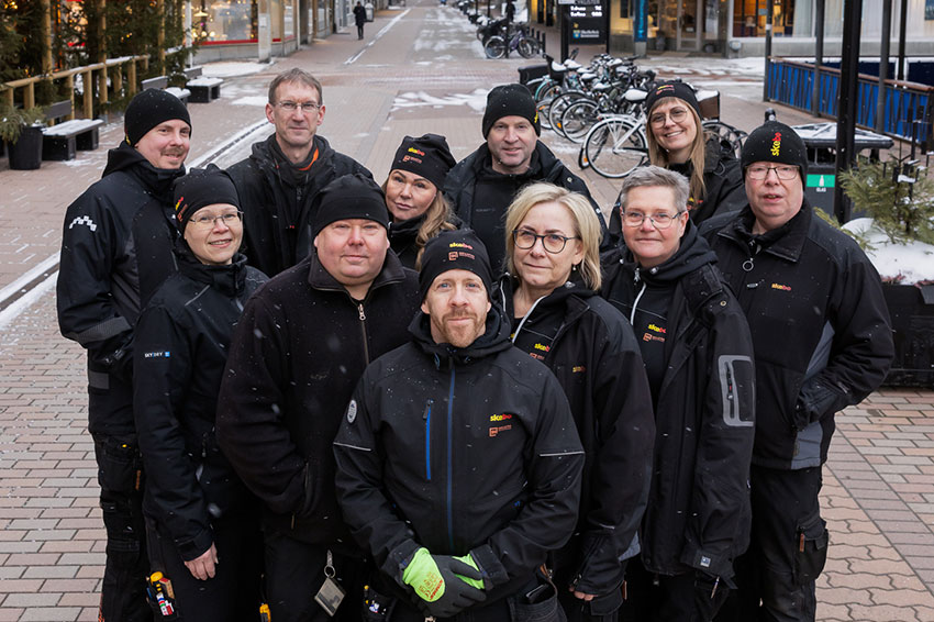 Gruppbild på Skebos bovärdar utomhus