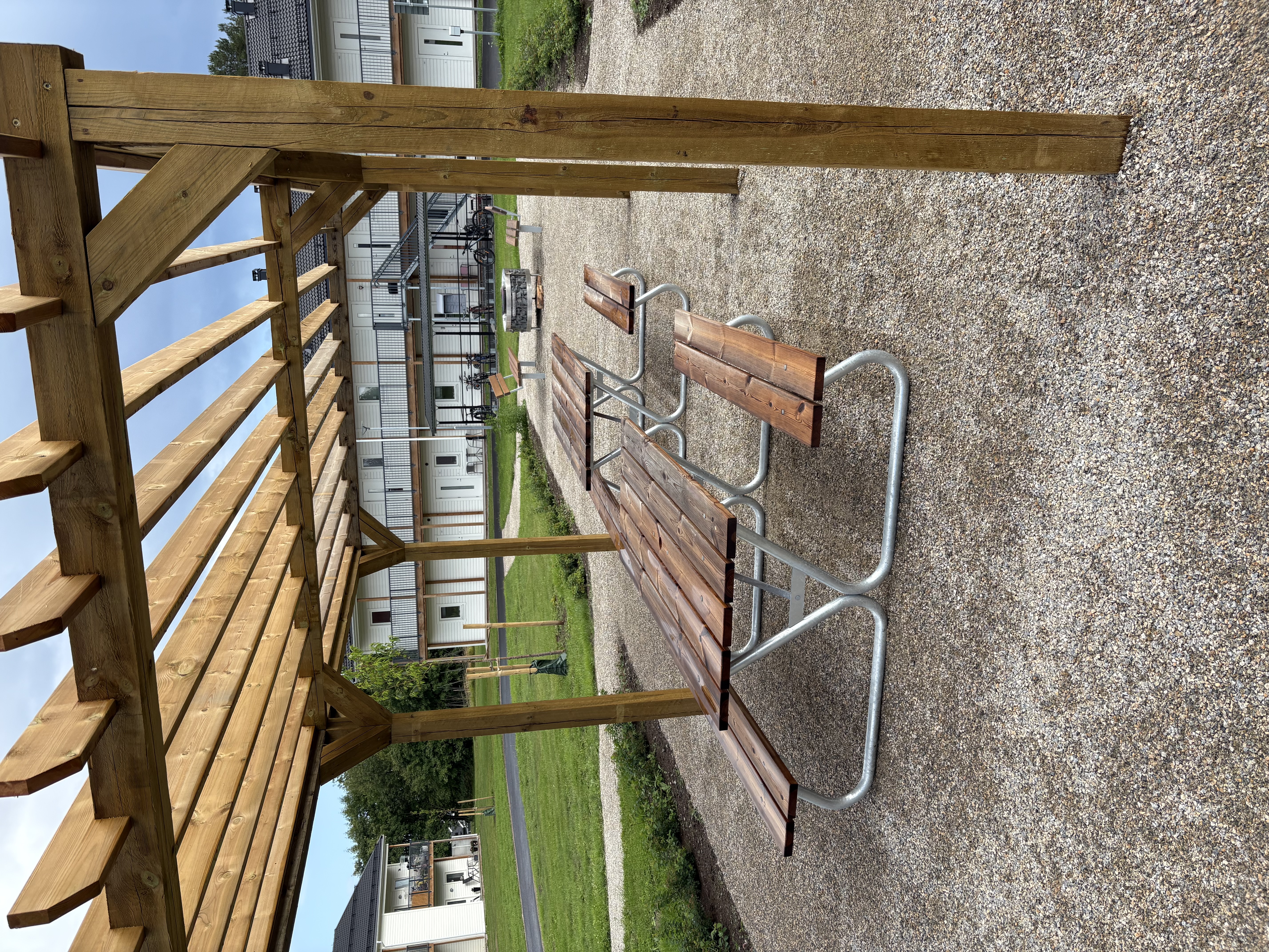 Bänkar under en pergola